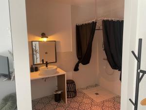 Sejours chez l'habitant La cigale et la fourmi savoisienne - chambre chez l habitant : Chambre Double avec Salle de Bains Privative