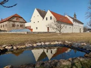 Penzion Zámek Drahonice - Čejetice