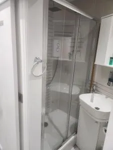 Blue moon ensuite - Netherton