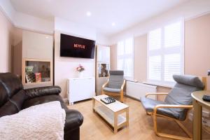 Victorian 2 Bedroom Flat, King Beds, Free WiFi, Near Shops & Transport, E17