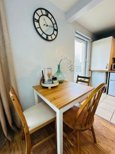 Modern Economy Glasgow Apartment with King bed