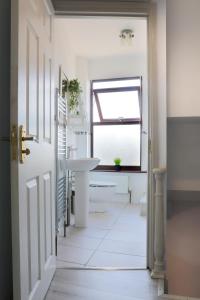 2 Bed Home-Cheltenham-Sleeps 6-Work or Leisure