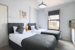 2 Bed Home-Cheltenham-Sleeps 6-Work or Leisure