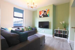 2 Bed Home-Cheltenham-Sleeps 6-Work or Leisure