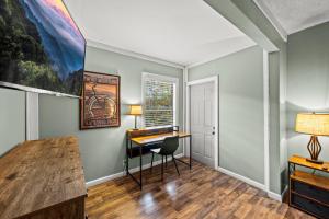 Privacy Fire Pit Game Room Hot Tub WiFi