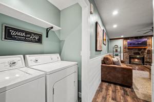 Privacy Fire Pit Game Room Hot Tub WiFi