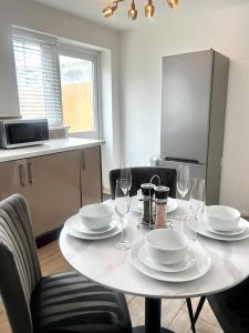 City Centre House - Pet Friendly - Free Parking - 2 Bedroom - Large Garden