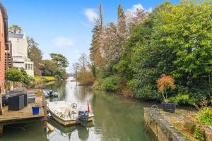 Mills Cottage - 1 parking space