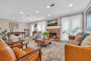 Lavish Abode! Newly Renovated and Decorated!