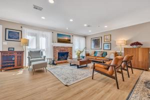 Lavish Abode! Newly Renovated and Decorated!