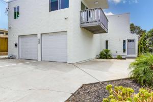 ocean views 3 blocks to beach AC downstairs