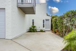 ocean views 3 blocks to beach AC downstairs