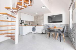 Private Jacuzzi with sea view and pool