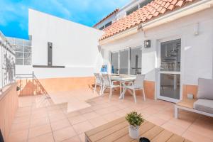 Private Jacuzzi with sea view and pool