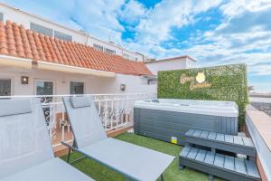 Private Jacuzzi with sea view and pool