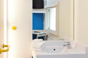 Hotels hotelF1 Gap : Chambre Triple avec Salle de Bains Commune