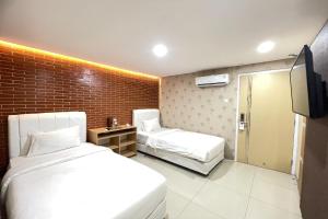 Phòng Hai Giường Đơn Loại Sang (Deluxe Twin Room)