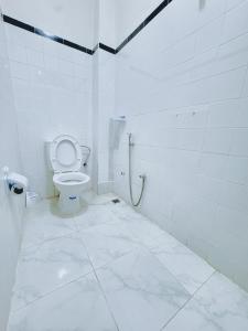 Calm Central Stay Near Beach - High-Speed WiFi, Free Parking