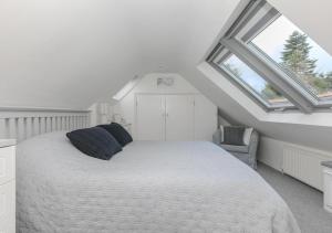 Knill Cottage West