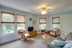 Lovely Hendersonville Retreat about 1 Mi to Downtown!