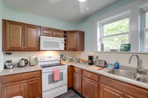 Lovely Hendersonville Retreat about 1 Mi to Downtown!