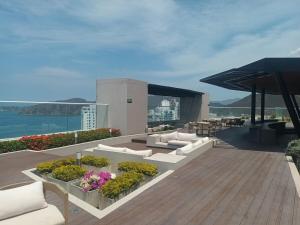 Spectacular Beach Club Apartment