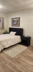 Lake Room - Vans Corner