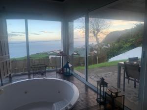 Sunrise House Azores - jacuzzi