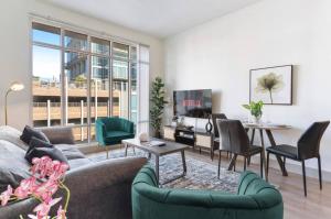 Uptown Luxury - Top Floor King Suite, Free Parking