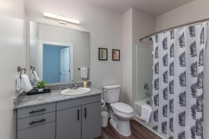 Modern Stay Close to Dining & Entertainment