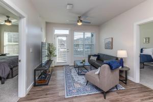 Modern Stay Close to Dining & Entertainment