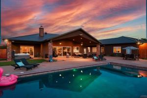 DiveAdventure Large Luxury Family Home in Kanab Pool Slide and Hot Tub