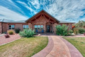 DiveAdventure Large Luxury Family Home in Kanab Pool Slide and Hot Tub