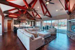 DiveAdventure Large Luxury Family Home in Kanab Pool Slide and Hot Tub