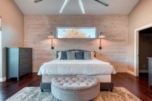 DiveAdventure Large Luxury Family Home in Kanab Pool Slide and Hot Tub