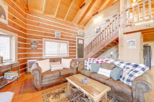 True Log Cabin w Game Room, Year-Round Views