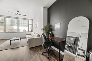 Modern Downtown Dallas City View High-Rise with Balcony, Gym, Pool, Free Parking 7th Floor