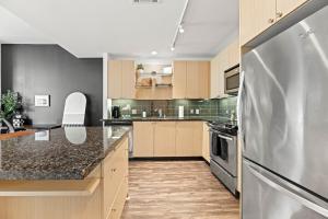 Modern Downtown Dallas City View High-Rise with Balcony, Gym, Pool, Free Parking 7th Floor