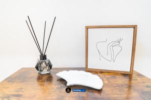 Spacious 2 Bedroom Apt By LS2G Short Lets & Serviced Accommodation Greater London With Free WIFI