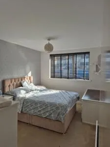 Three bedroom house with a garden - Reigate