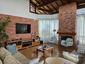 Refúgio Terê-Fi 4 suítes, lareira, piscina e sauna com diarista inclusa