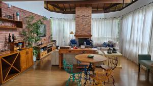 Refúgio Terê-Fi 4 suítes, lareira, piscina e sauna com diarista inclusa