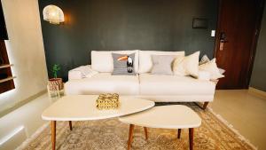 Equipetrol-Chic 2BR Apt King Beds, Fast WiFi, Pool, Top Location & Café Scene