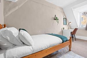 Cosy 2BR High Street Flat