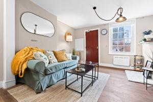 Cosy 2BR High Street Flat