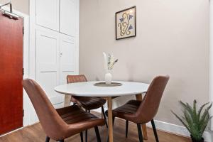 Cosy 2BR High Street Flat