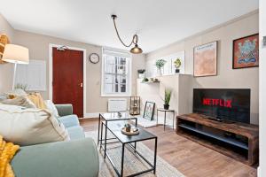 Cosy 2BR High Street Flat