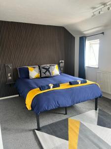 AeroSuites Luton - SHARED AND PRIVATE Accommodations mins from Luton Airport,FREE selected Breakfast,Adults Only,Parking MUST be reserved and prepaid at the time of booking 3GBP per night, No Visitors allowed, Late self Check In and Early self Check