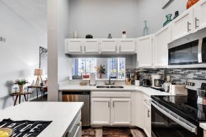 New 3bedroom 2 Bath condo with water view, walking to the beach