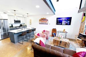 Theatre Retreat 2 Bedroom Loft - 1 Blk from Theatres